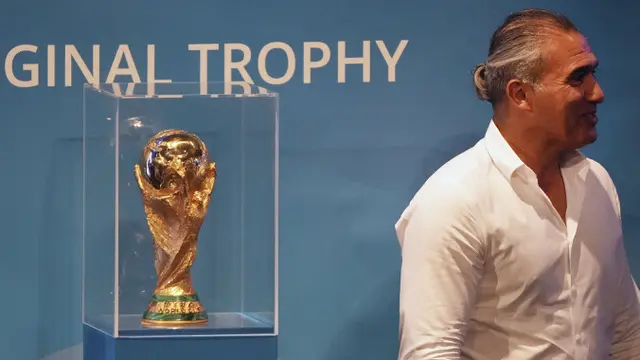 Foto: Pertama Kalinya dalam Sejarah, Trofi Piala Dunia Dipamerkan di Iran