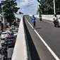 Pengendara motor melintasi akses flyover tapal kuda Lenteng Agung, Jakarta, Minggu (28/2/2021). Banyak pengendara motor nekat menerobos flyover tapal kuda Lenteng Agung utuk mempersingkat jarak tempuh akibat lokasi putar arah yang jauh dan menghindari kemacetan. (merdeka.com/Iqbal S Nugroho)