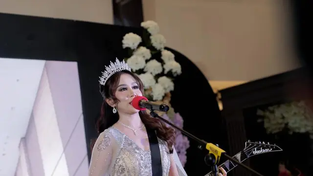 Gaya Mayang Lucyana Fitri Saat Main Gitar, Tampil Elegan hingga Jadi Rocker Panggung