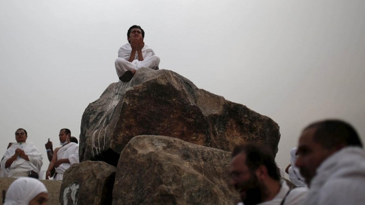 Melantunkan doa di Jabal Ramah, bukit pertemuan Adam dan Hawa