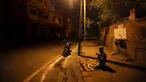 Seorang pria Muslim berdoa di jalan di luar Masjid Jama pada hari pertama Ramadan selama penguncian nasional untuk mengendalikan penyebaran virus corona Covid-19, di New Delhi, India (25/4/2020). (AP Photo/Manish Swarup)