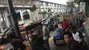 Pedagang kaki lima (PKL) memadati trotoar kawasan Stasiun Palmerah, Jakarta, Kamis (6/12). Keadaan ini mengganggu arus lalu lintas dan pejalan kaki. (Liputan6.com/Immanuel Antonius)
