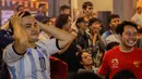 <p>Reaksi kecewa pendukung Argentina saat nobar laga final Piala Dunia 2022 bersama Federal Oil yang berlangsung di daerah Kemang, Jakarta Selatan, Minggu (18/12/2022) malam WIB. Argentina berhasil mengalahkan Prancis melalui babak penalti dengan skor 4-2. (Bola.com/Muhammad Aldiansyah)</p>
