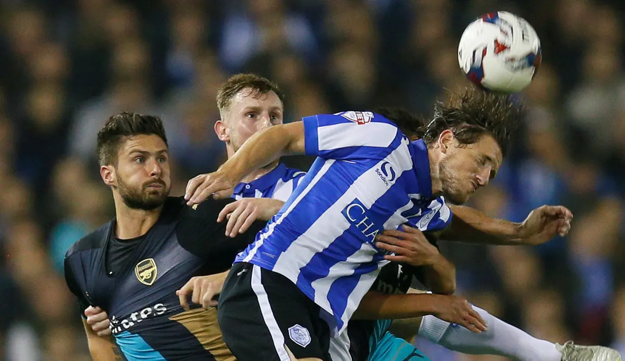 Pemain Arsenal Oliver Giroud berebut bola dengan para pemain Sheffield Wednesday pada babak keempat Piala Liga Inggris di Stadion Hillsborough, Rabu (28/10/2015) dini hari WIB. Arsenal 0-3. (Reuters / Jason Cairnduff)