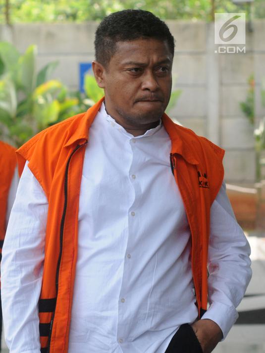 Gaya Bupati Buton Selatan nonaktif  Agus Feisal Hidayat saat tiba di Gedung KPK, Jakarta, Jumat (22/6). KPK memperpanjang masa penahanan Agus selama 30 hari ke depan. (Merdeka.com/Dwi Narwoko)