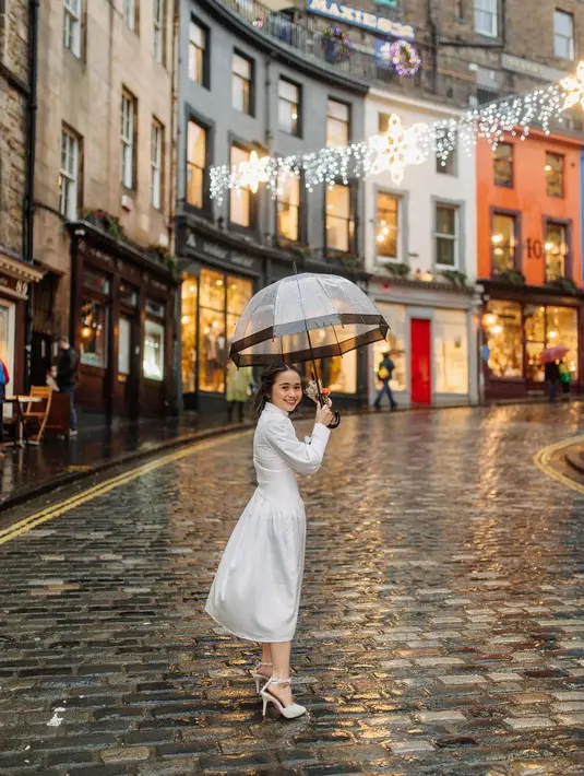 Dengan tubuh petitenya, Gritte tampil elegan dengan dress long sleeve satin putih dan heels [@gritteagathaa]