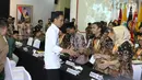 Bakal Calon Presiden, Joko Widodo bersalaman dengan komisioner KPU saat melakukan pendaftaran di Gedung KPU, Jakarta, Jumat (10/8). Pasangan Jokowi-Ma'ruf Amin mendaftarkan diri sebagai capres-cawapres di Pilpres 2019 (Liputan6.com/Helmi Fithriansyah)