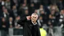 Manajer Manchester United, Jose Mourinho berselebrasi dengan meletakkan tangan di telinganya ke arah para pendukung Juventus pada akhir Matchday 4 Grup H Liga Champions di Allianz Stadium, Rabu (7/11). MU mengalahkan Juventus 1-2. (Marco BERTORELLO/AFP)