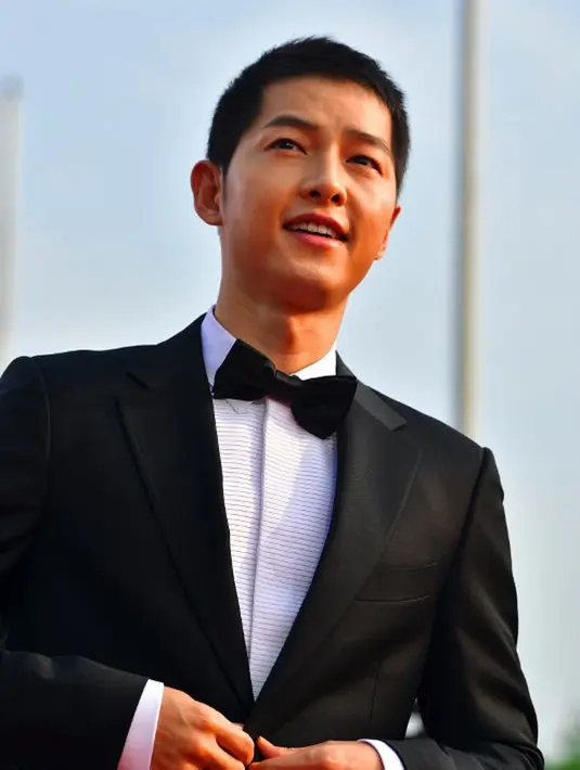 Acara Mnet Asian Music Awards (MAMA) yang digelar setiap tahun ini akan diselenggarakan tahun 2017 ini di tiga Negara sekaligus. Dengan tempat dan waktu yang berbeda, pasting Song Joong Ki akan hadir. (AFP/Jung Yeon-Je)