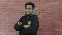 Manajer Persebaya Surabaya, Yahya Hasan Alkatiri, berpose saat mengunjungi kantor Bola.com di Gondangdia, Jakarta, Senin (25/4/2022). (Bola.com/M Iqbal Ichsan)