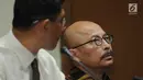 Anggota Pansel MK Mas Achmad Santosa  memberikan keterangan usai melakukan pertemuan dengan KPK, Jakarta, Senin (9/7). Pertemuan tersebut meminta masukan kreteria 9 nama calon hakim Mahkamah Konstitusi (MK). (Merdeka.com/Dwi Narwoko)