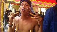 Atraksi kesenian bela diri debus memukau warga di Pulau Belakangpadang atau Pulau Penawar Rindu, Batam, Kepulauan Riau (Kepri). (Liputan6.com/Ajang Nurdin)