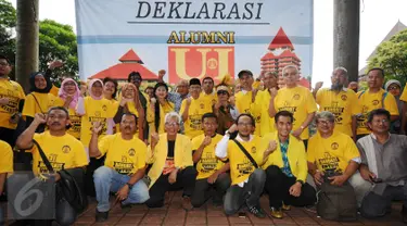 Aktivis Alumni UI bersama budayawan Taufik Ismail mengangkat tangan usai pembacaan Deklarasi Bangkit untuk Keadilan di Kampus UI, Depok, Jumat (27/1). Mereka menyuarakan keprihatinan terhadap kondisi Indonesia saat ini. (Liputan6.com/Helmi Fithriansyah)