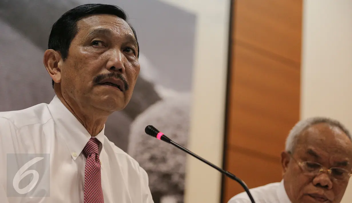 Menko Polhukam Luhut Panjaitan saat jumpa pers pencatutan namanya dalam negosiasi Ketua DPR Setya Novanto-Freeport, di Jakarta, Kamis (19/11). Luhut menyebut kalau dirinya tak tahu menahu dan tak pernah bicara urusan saham. (Liputan6.com/Faizal Fanani)