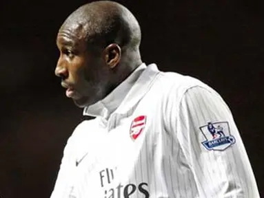 Gaya bek Arsenal, Sol Campbell di laga lanjutan EPL melawan Aston Villa di Villa Park, Birmingham, 27 Januari 2010. Skor akhir 0-0. AFP PHOTO / IAN KINGTON