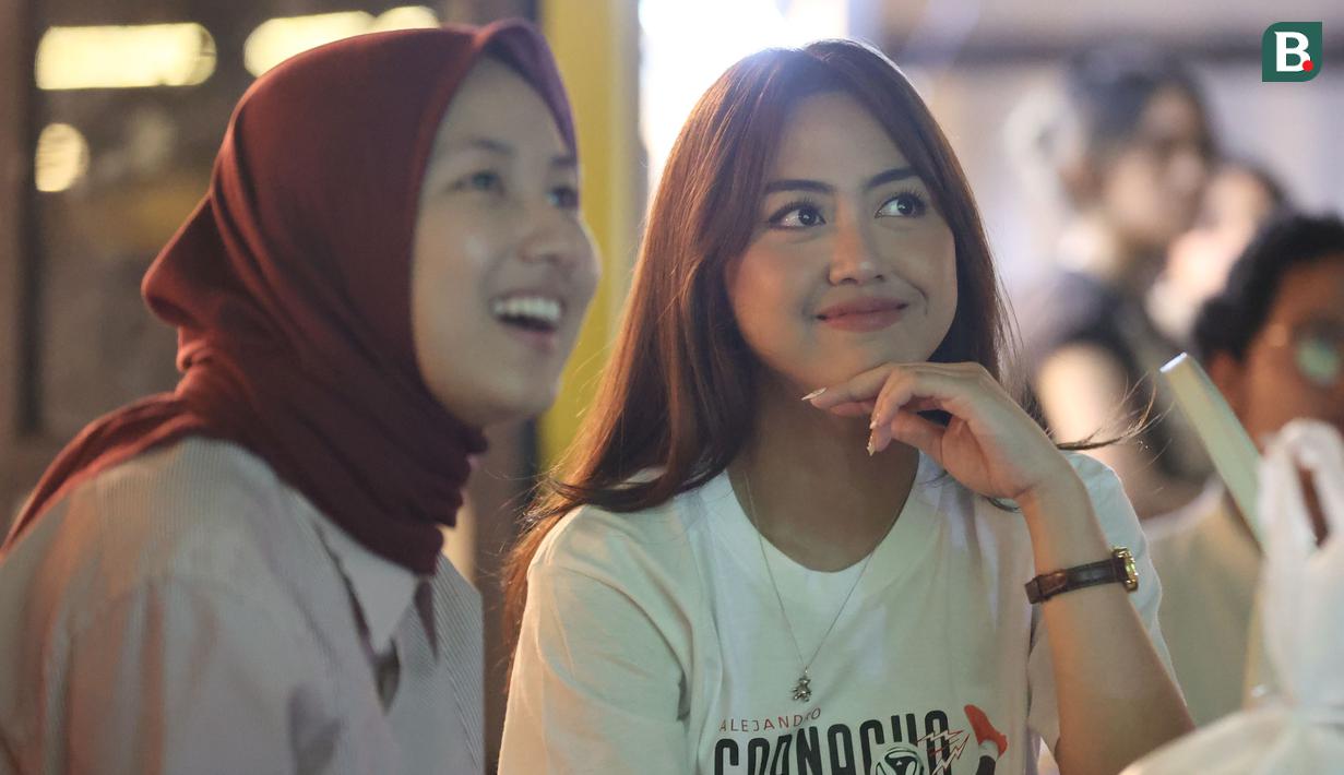 Eks personil JKT48, Sisca Saras saat acara Roaring Night antara Manchester United melawan West Ham di Pitch 98, Kemang, Jakarta, Minggu (04/02/2024) malam WIB. (Bola.com/Abdul Aziz)