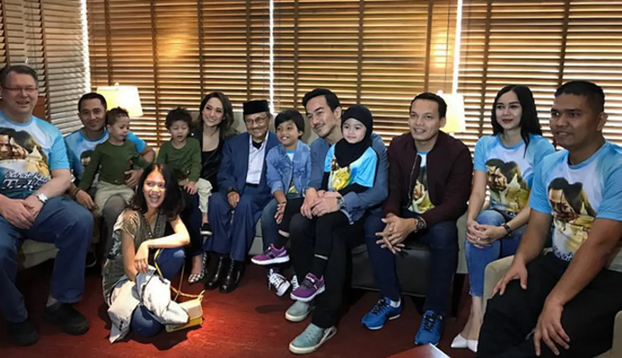 "Entertainer kan nggak ada jamnya libur atau kerja. Kalau menurut aku pribadi libur bisa kapan aja, yang penting selesain kewajiban pribadi dulu, kita kan nggak terpatok tanggal, orang kerja kita libur," tandasnya. (Instagram/aurakasih)