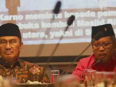 Ketua Umum Ikatan Cendekiawan Muslim Indonesia (ICMI) Jimly Asshiddiqie menerima kunjungan Sekjen DPP PDI Perjuangan Hasto Kristiyanto di kantor ICMI, Jakarta, Rabu (13/12). Kunjungan tersebut dalam rangka menjalin silaturahmi. (Liputan6.com/Angga Yuniar)