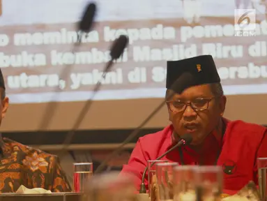 Ketua Umum Ikatan Cendekiawan Muslim Indonesia (ICMI) Jimly Asshiddiqie menerima kunjungan Sekjen DPP PDI Perjuangan Hasto Kristiyanto di kantor ICMI, Jakarta, Rabu (13/12). Kunjungan tersebut dalam rangka menjalin silaturahmi. (Liputan6.com/Angga Yuniar)