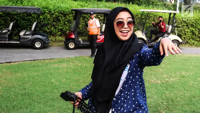 Raditya Dika dan Ria Ricis Temani Pemenang #TIXCopter Berkeliling Naik Helikopter