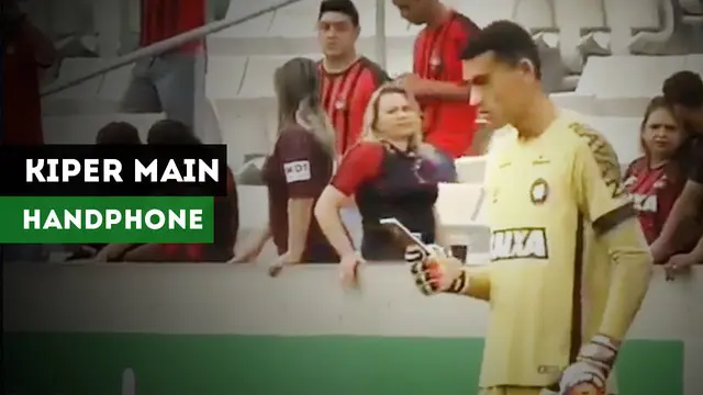 Kiper Atletico Paranaense, Santos, tertangkap kamera memainkan handphone saat pertandingan melawan Atletico Mineiro.