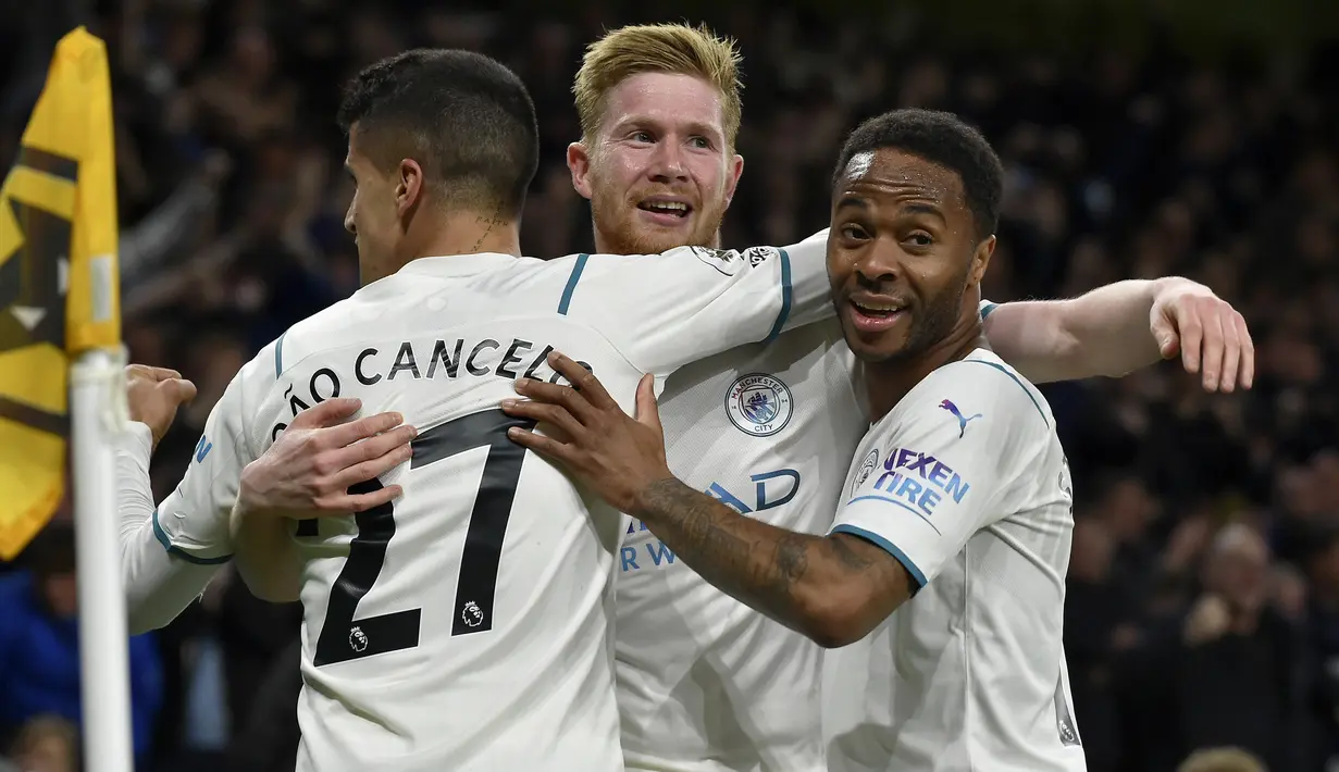 Kevin De Bruyne. Gelandang Belgia berusia 30 tahun yang kini menjalani musim ke-7 bersama Manchester City ini menjadi pemain terakhir yang mampu mencetak 4 gol dalam satu laga di Liga Inggris. Momen itu terjadi di partai tunda pekan ke-33 Liga Inggris musim 2021/2022 saat Man City dijamu Wolverhampton, 11 Mei 2022 dalam laga yang berakhir 5-1. Hingga kini ia telah mencetak 15 gol di Liga Inggris. (AP/Rui Vieira)