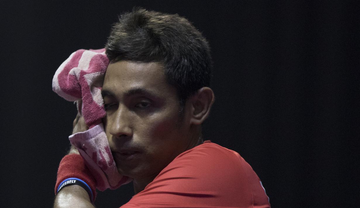 Petenis meja Indonesia, David Jacobs, mengusap keringat saat tampil pada Asian Para Games cabang tenis meja TT 10 di Ecovention Ancol, Jakarta, Selasa (9/10/2018). (Bola.com/Vitalis Yogi Trisna)