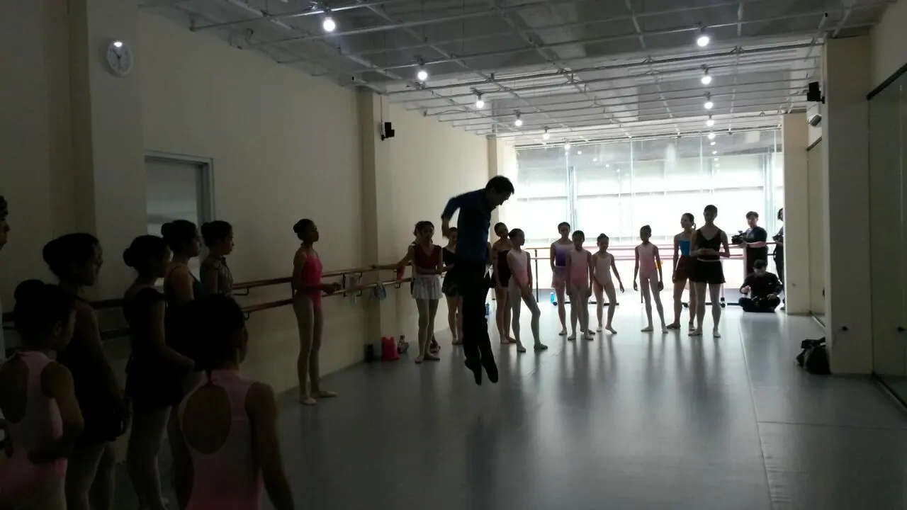 Li Cunxin (tengah melompat) sedang memberi contoh varian gerakan entrechat saat sesi master class balet di Jakarta (Rizki Akbar Hasan/Liputan6.com)