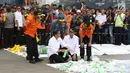 Presiden RI, Joko Widodo (tengah) melihat barang yang diduga milik penumpang pesawat Lion Air JT 610 di Pelabuhan JICT 2, Jakarta, Selasa (30/10). Sejumlah barang ditemukan petugas gabungan dalam operasi pencarian. (Liputan6.com/Helmi Fithriansyah)