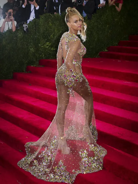 Mengenakan gaun transparan, Beyonce tampak percaya diri melenggang di red carpet acara 'China: Through The Looking Glass' Costume Institute Benefit Gala di Metropolitan Museum of Art, New York, Senin (4/5/2015). (REUTERS/Lucas Jackson)