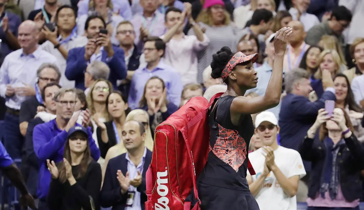 Petenis AS, Venus Williams, meninggalkan lapangan usai laga melawan petenis muda AS, Sloane Stephens, pada babak semifinal AS Terbuka di New York, Kamis (7/9/2017). Venus Williams kalah 1-6, 6-0, 5-7 dari Sloane Stephens. (AP/Julio Cortez)
