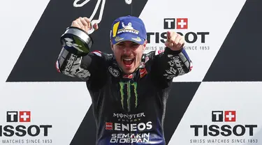 Pembalap MotoGP Maverick Vinales melakukan selebrasi usai memenangkan MotoGP Emilia Romagna 2020 di Sirkuit Misano, Misano Adriatico, Italia, Minggu (20/9/2020). Maverick Vinales keluar sebagai juara disusul Joan Mir dan Pol Espargaro. (AP Photo/Antonio Calanni)