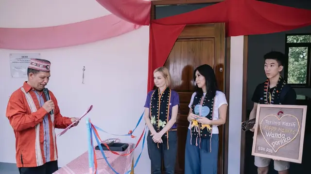 Wanda Ponika membuktikan kepeduliannya terhadap pendidikan anak-anak di Nusa Tenggara Timur (NTT).