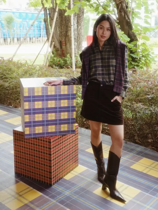 Tak hanya satu, Maudy Ayunda kenakan dua kemeja flannel sekaligus yang dukung tampilan edgy. Ia padukan kemeja flannel dengan rok mini denim dan boots tinggi. Sementara kemeja flannel satu lagi dijadikan aksen di punggung [@maudyayunda]