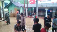 Babinsa Ternate Tanjung, Kodim 1309/Manado Sertu Sutimin bersama instansi terkait melakukan evakuasi warga yang terjebak banjir di Ternate Tanjung, Kecamatan Singkil, Kota Manado, Sulut, Minggu (21/1/2024).