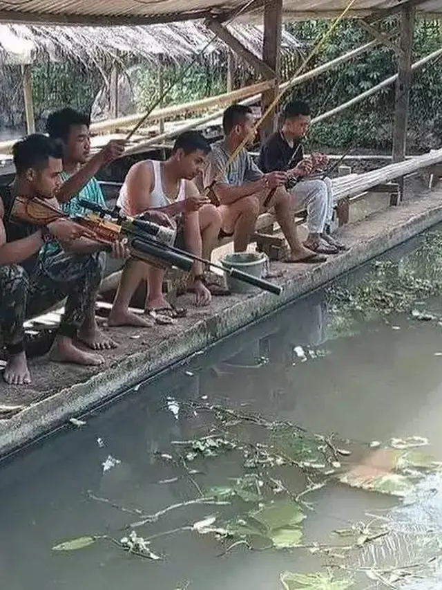 10 Potret Absurd Orang Saat Mancing, Enggak Bakal Dapat Ikan