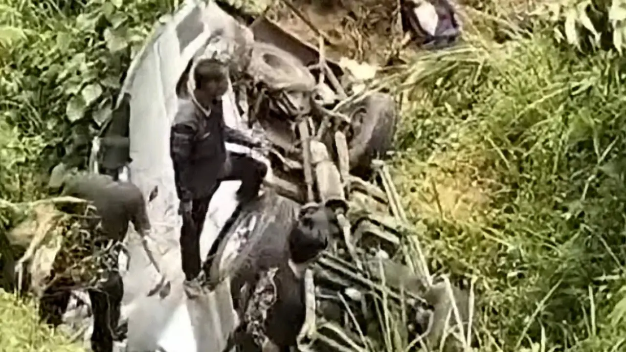 Kecelakaan maut menimpa rombongan pengantin asal Bogor saat melintas di Jalan Lintas Barat, Tanjakan Sedayu, Kecamatan Semaka, Kabupaten Tanggamus, Lampung.
