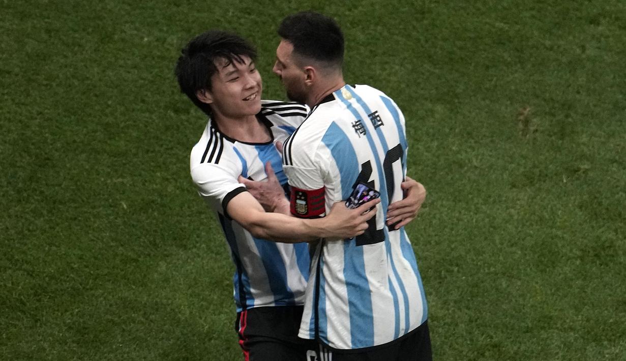 Seorang penyusup lapangan memeluk pemain Argentina, Lionel Messi pada laga persahabatan antara Argentina melawan Australia di Workers' Stadium, Beijing, Kamis (15/06/2023). (AP Photo/Ng Han Guan)