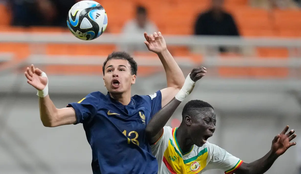 Beberapa kali pemain Senegal U-17 mengandalkan serangan-serangan balik ke pertahanan Prancis U-17. (AP Photo/Dita Alangkara)