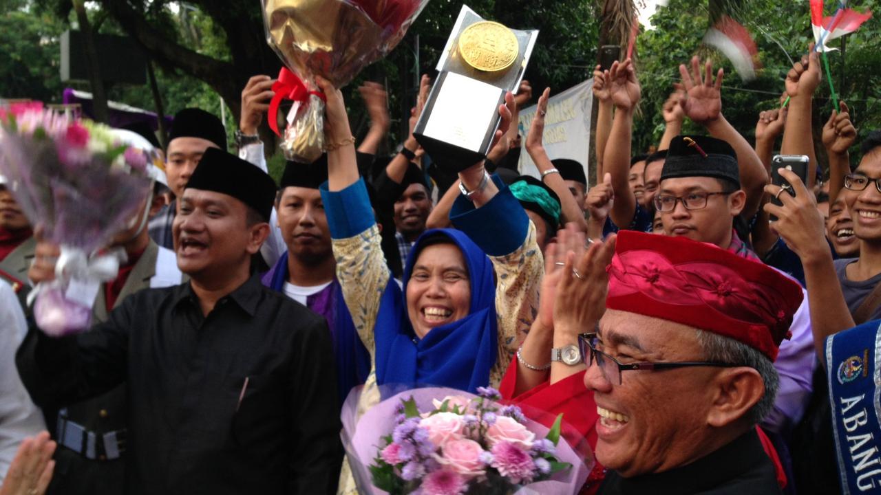 Kota Depok meraih piala Adipura 2017 dari Kementerian Lingkungan Hidup (KLH). 