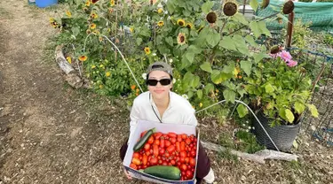 Baru-baru ini Isyana Sarasvati tengah menikmati momen liburan, dari unggahan Instagramnya, terlihat bahwa dirinya sudah berada di Wellington, New Zealand sejak Senin (26/2/2024) kemarin. Dalam momen liburannya ini ia mengunjungi kakaknya, Rara Sekar. (Liputan6.com/IG/@isyanasarasvati)