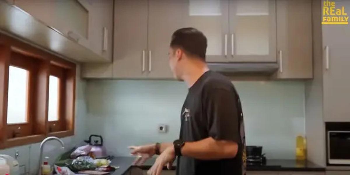 Potret Dapur Rendy Kjaernett yang Punya Model Simple tapi Lengkap