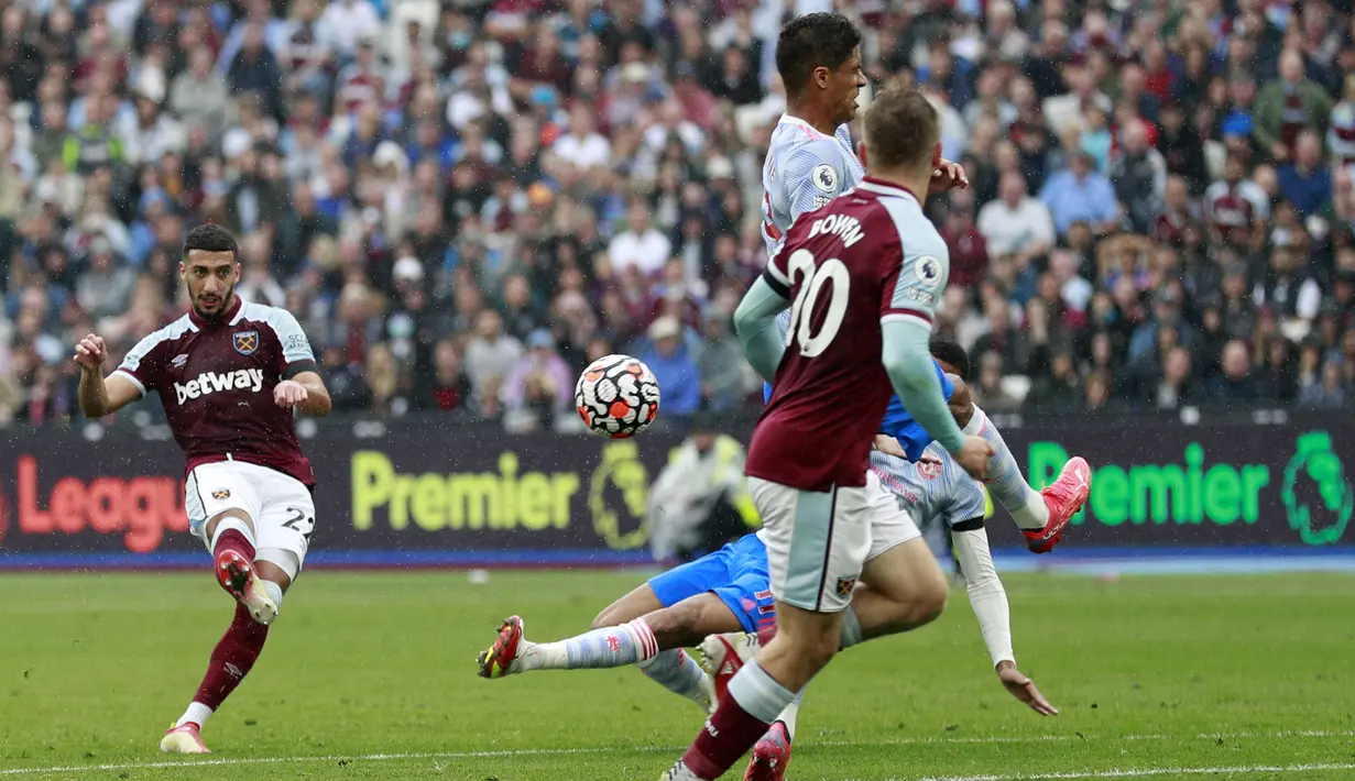 West Ham akhirnya unggul 1-0 pada menit ke-30 melalui sepakan Said Benrahma yang sempat membentur punggung Raphael Varane yang mengubah arah bola dan mengecoh David De Gea. (AP/Ian Walton)