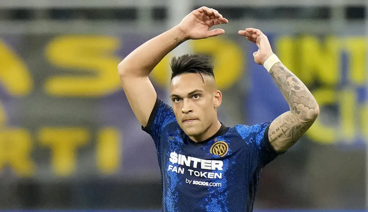 Lautaro Martinez. Striker berusia 24 tahun yang telah memperkuat Inter Milan sejak 2018/2019 ini total telah mencetak 15 gol dari 29 laga di Serie A musim 2021/2022. Gelar top skor yang sepertinya amat berat diraih, ketajamannya kini dialihkan untuk merengkuh gelar juara Serie A. (AP/Luca Bruno)