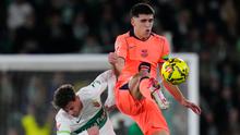 Pemain Barcelona Pau Cubarsi (kanan) berebut bola dengan pemain Elche German Valera pada laga La Liga/Liga Spanyol antara Elche vs Barcelona di Elche, Spanyol, Sabtu, 31 Januari 2026. (AP Photo/Jose Breton)