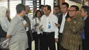 Dirut AP2, Budi Karya Sumadi (tengah) menjawab pertanyaan wartawan di Terminal 2E Bandara Soetta, Tangerang, Senin (6/7/15). Fary meminta Angkasa Pura II melakukan penertiban terhadap aoutlet atau kios liar di dalam Bandara. (Liputan6.com/Herman Zakharia)