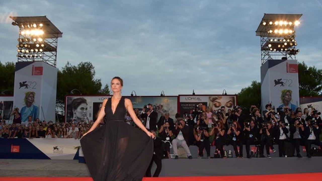 Alessandra Ambrosio cantik & seksi bergaun tipis tembus pandang