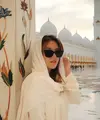 Marsha Aruan tampil manglingi saat ia mengunjung Masjid Agung Syeikh Zayed Adu Dhabi [@aruanmarsha]