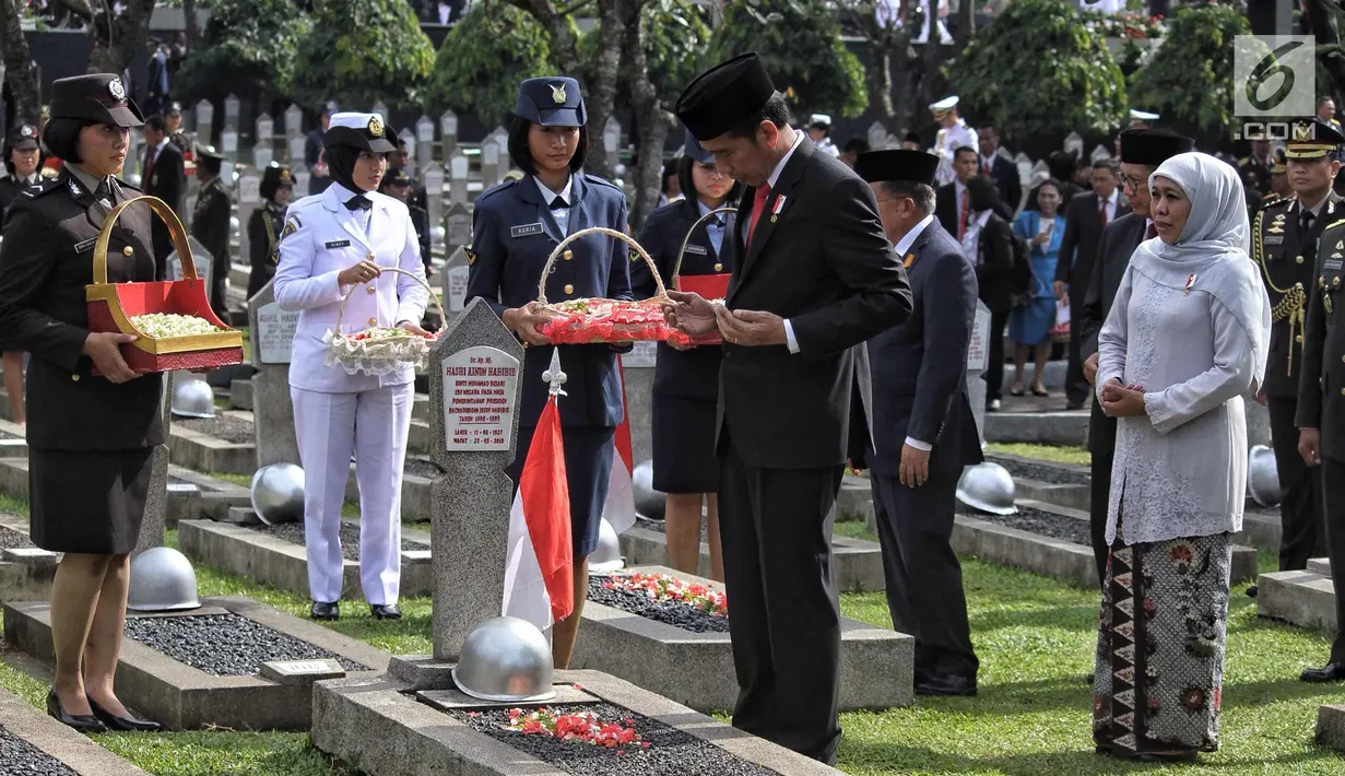 Presiden RI, Joko Widodo bersama Wapres Jusuf Kalla dan Mensos Khofifah Indar Parawansa berdoa usai menaburkan bunga di Taman Makam Pahlawan Nasional Kalibata saat memperingati Hari Pahlawan 2017, Jakarta, Jumat (10/11). (Liputan6.com/Pool)