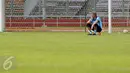 Pelatih Persela, Stefan Hansson memerhatikan pemainnya berlatih di Stadion GBK Jakarta, Kamis (12/5/2016). Persija menjamu Persela pada lanjutan Torabika Soccer Championship presented by IM3 Ooredoo, Jumat (13/5). (Liputan6.com/Helmi Fithriansyah)